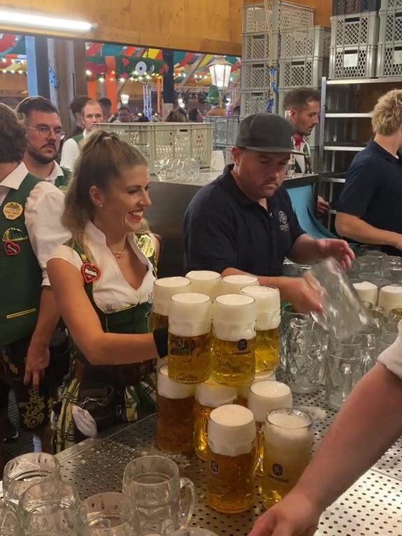 Verena la cameriera dei record all'Oktoberfest: 13 pinte con due mani