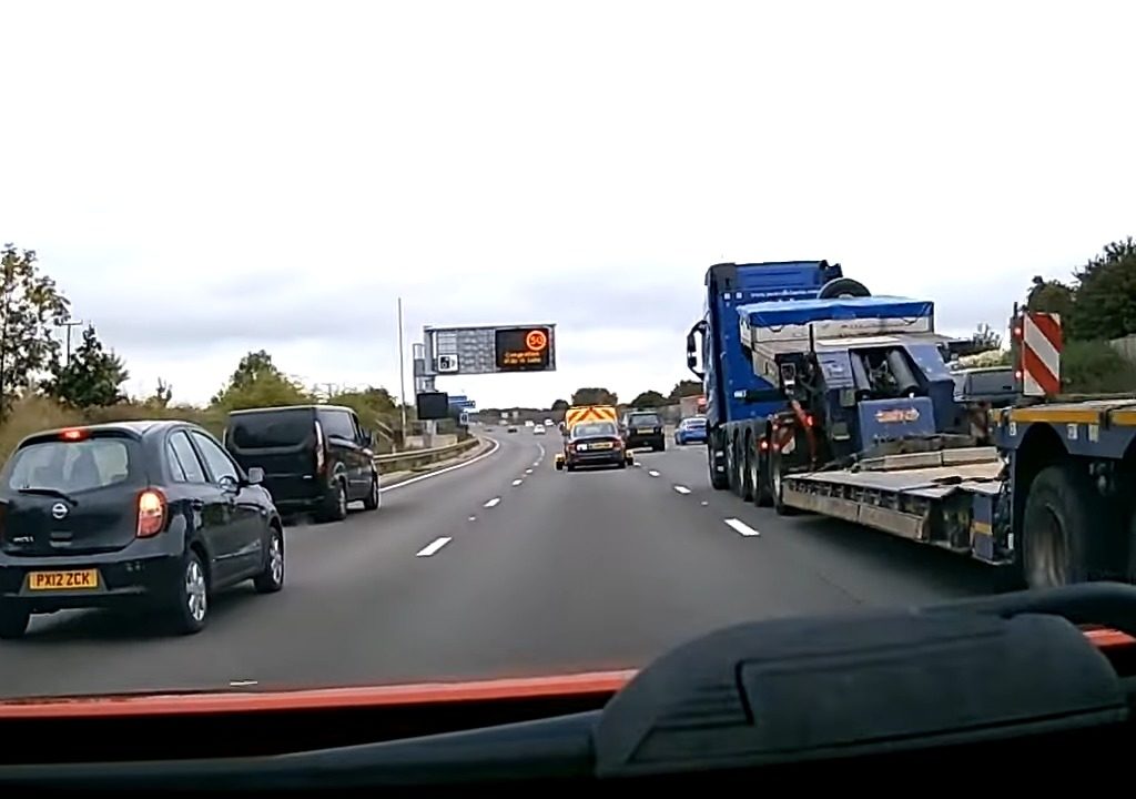 Ubriaco si addormenta al volante, il furgone si ferma quando resta a secco: svegliato dalla polizia