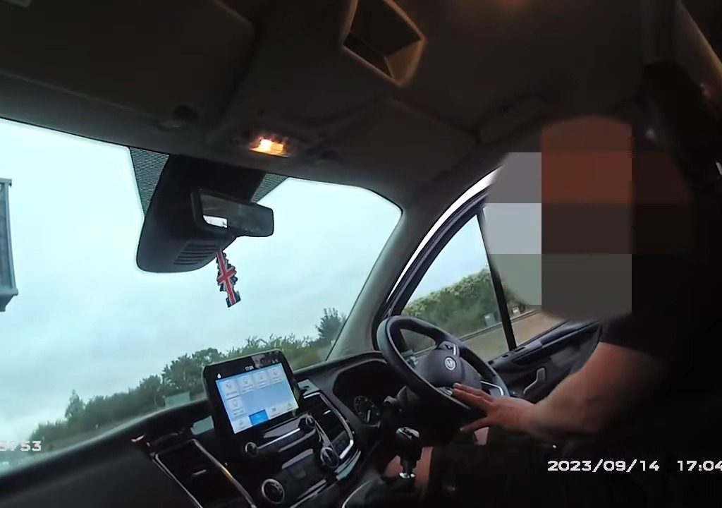 Ubriaco si addormenta al volante, il furgone si ferma quando resta a secco: svegliato dalla polizia