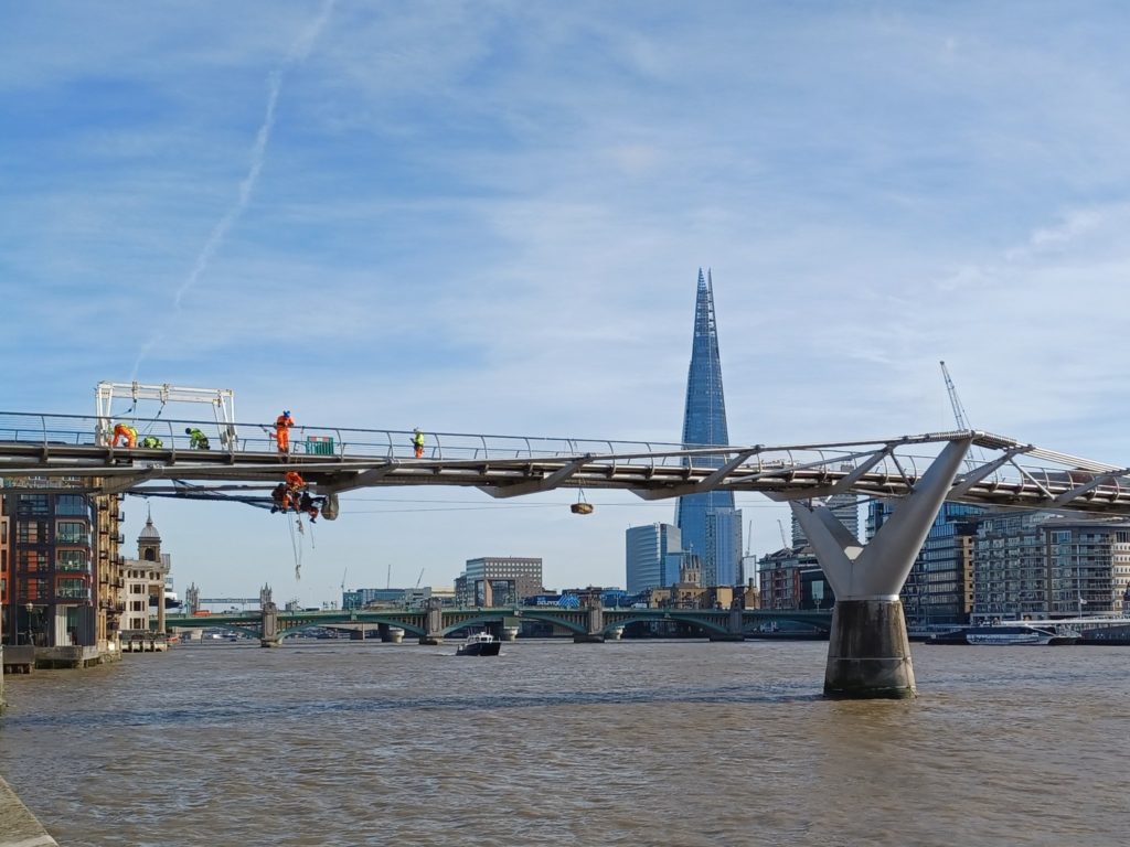 Londra, una misteriosa balla di paglia pende dal Millennium Bridge: ecco la spiegazione