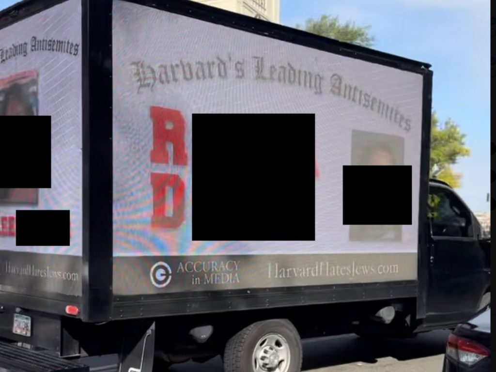 Gogna ad Harvard, foto giganti degli studenti pro Hamas girano su camion