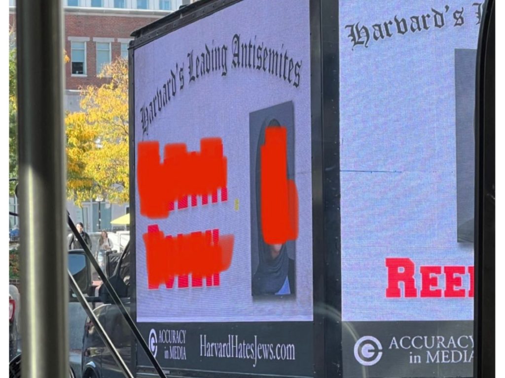 Gogna ad Harvard, foto giganti degli studenti pro Hamas girano su camion