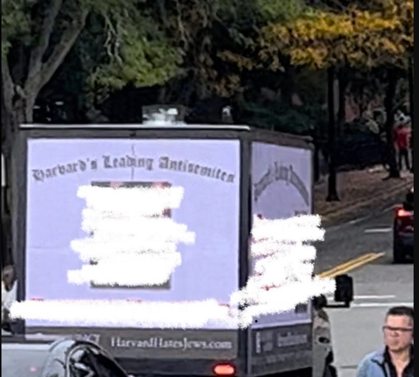 Gogna ad Harvard, foto giganti degli studenti pro Hamas girano su camion
