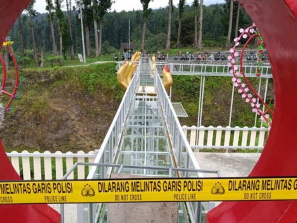 Ponte di vetro turistico esplode: donna precipita e muore