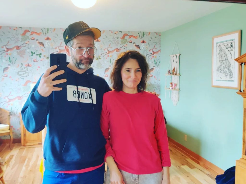Amanda Knox rivela un segreto che ogni sera fa col marito: i suoi fan inorriditi