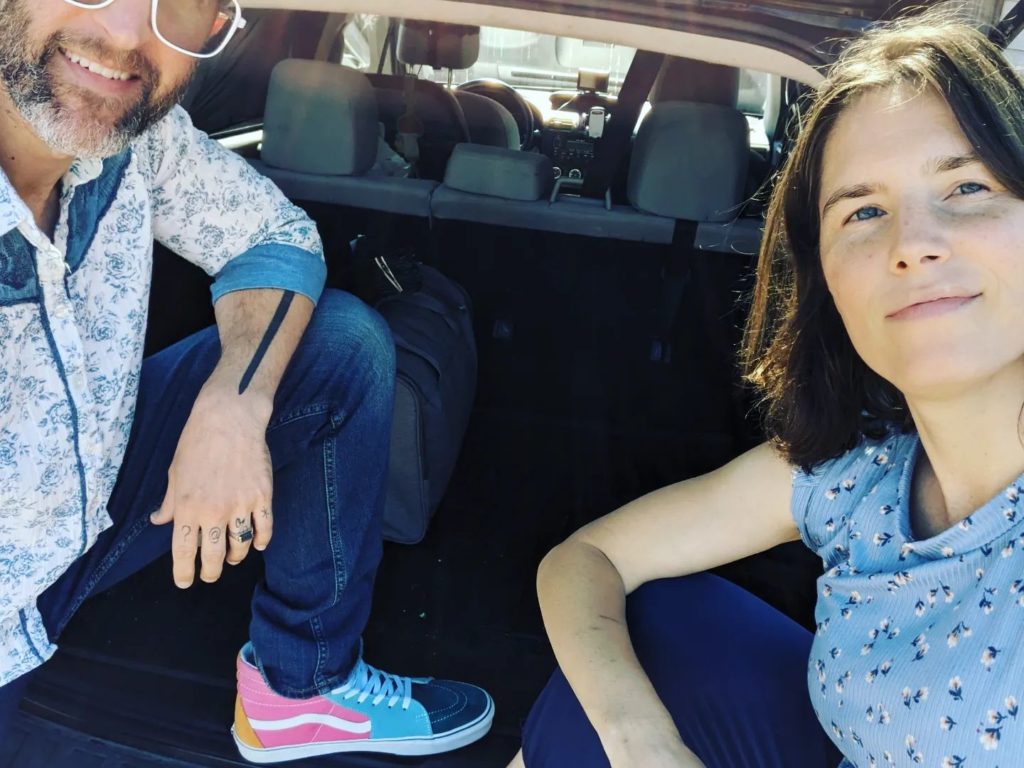 Amanda Knox rivela un segreto che ogni sera fa col marito: i suoi fan inorriditi