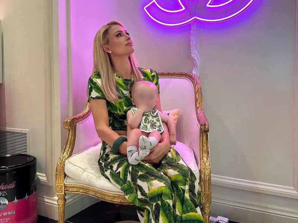 figlio di Paris Hilton insultato online: la sua risposta da applausi