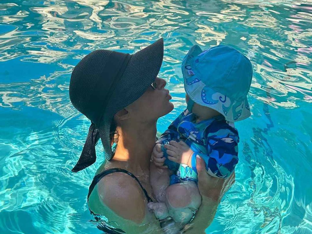figlio di Paris Hilton insultato online: la sua risposta da applausi