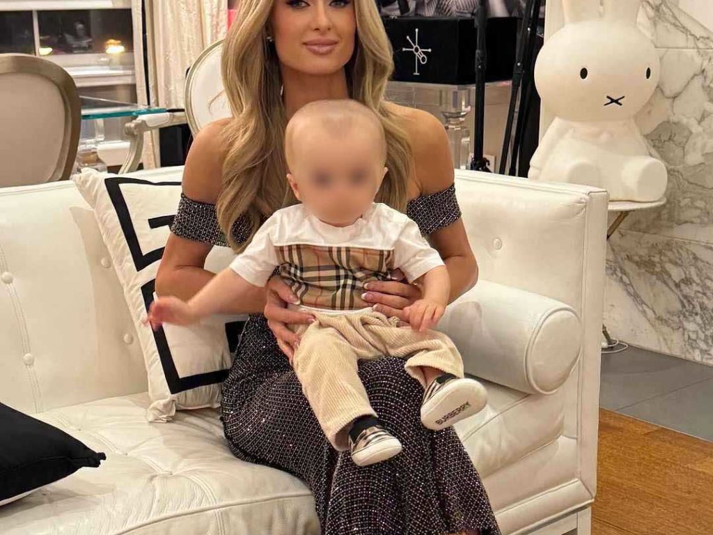 figlio di Paris Hilton insultato online: la sua risposta da applausi