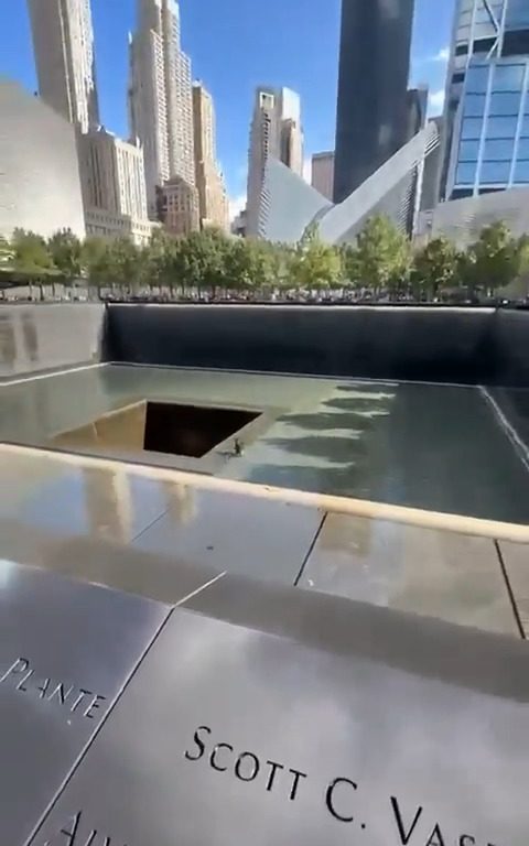 Shock a New York, uomo si getta nel memoriale dell'11/9: salvo dopo volo di 10 metri
