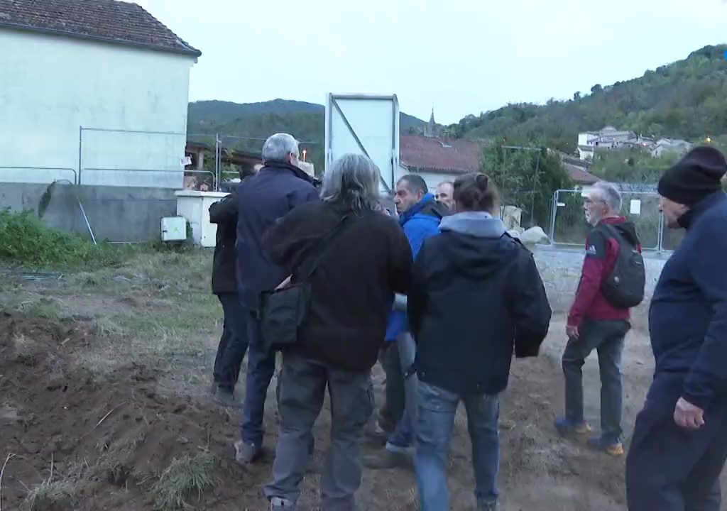 Proteste per nuova chiesa, il placcaggio di una suora a un manifestante è virale