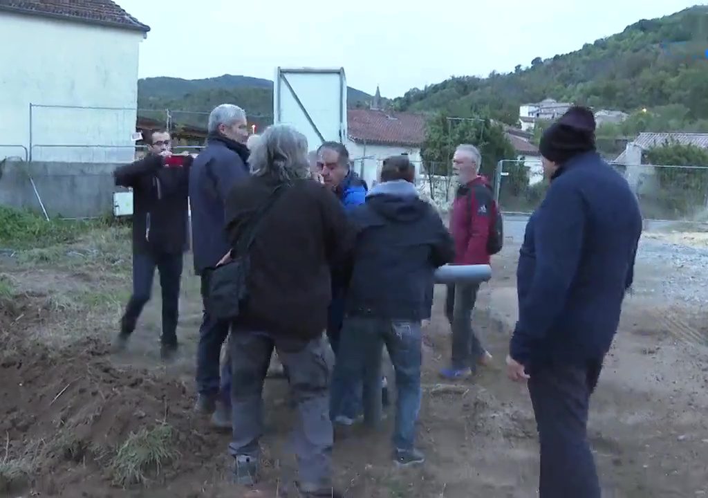 Proteste per nuova chiesa, il placcaggio di una suora a un manifestante è virale