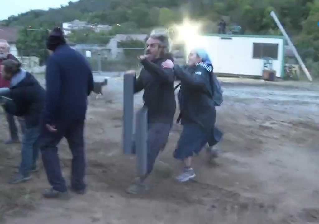 Proteste per nuova chiesa, il placcaggio di una suora a un manifestante è virale