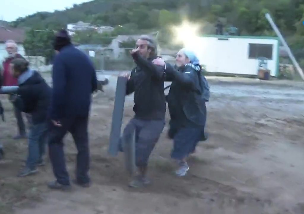 Proteste per nuova chiesa, il placcaggio di una suora a un manifestante è virale