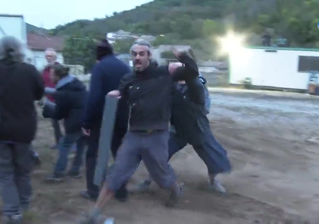 Proteste per nuova chiesa, il placcaggio di una suora a un manifestante è virale