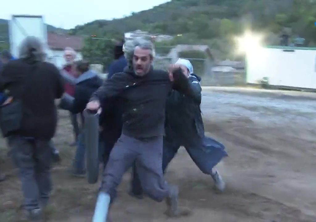 Proteste per nuova chiesa, il placcaggio di una suora a un manifestante è virale
