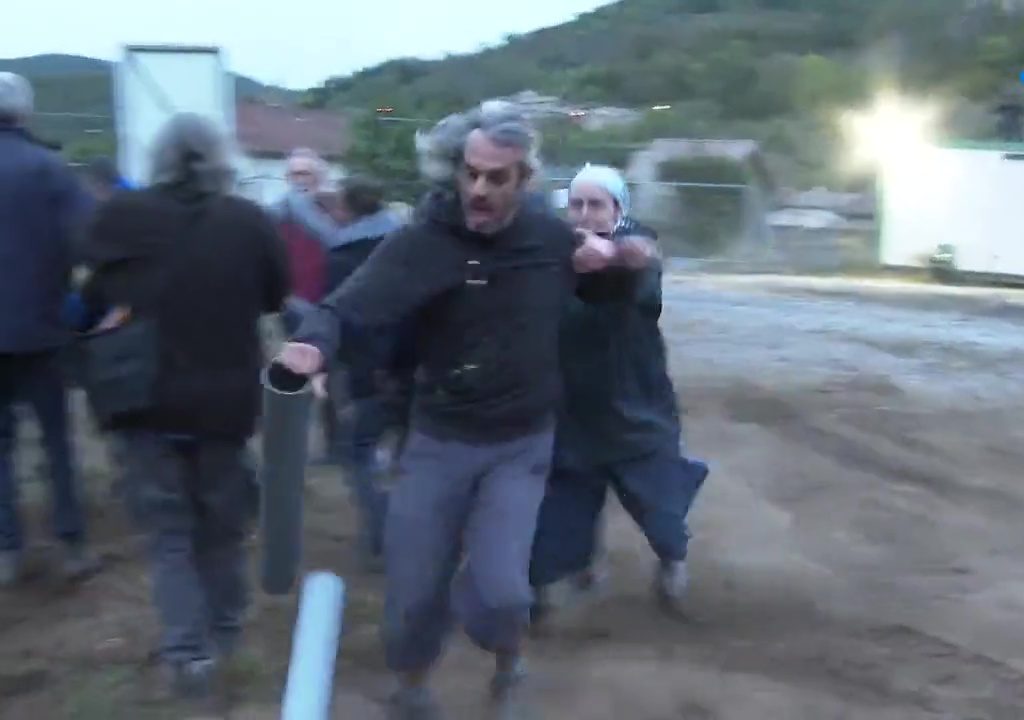Proteste per nuova chiesa, il placcaggio di una suora a un manifestante è virale