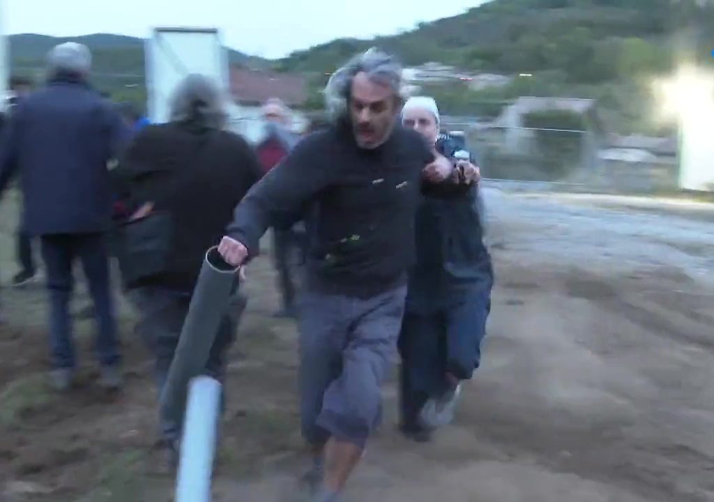Proteste per nuova chiesa, il placcaggio di una suora a un manifestante è virale