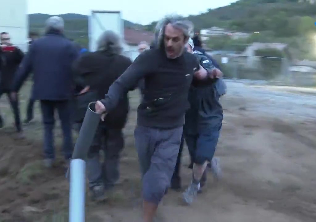 Proteste per nuova chiesa, il placcaggio di una suora a un manifestante è virale