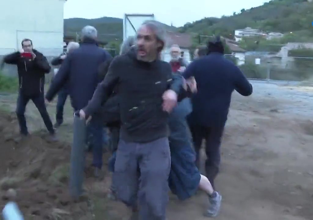 Proteste per nuova chiesa, il placcaggio di una suora a un manifestante è virale
