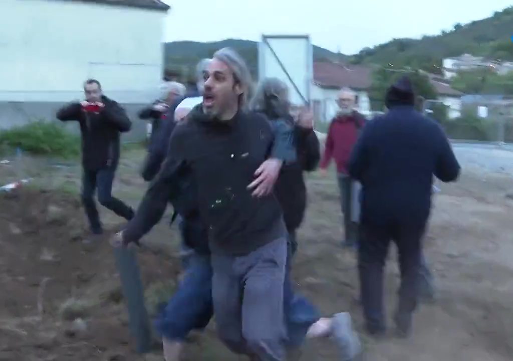 Proteste per nuova chiesa, il placcaggio di una suora a un manifestante è virale