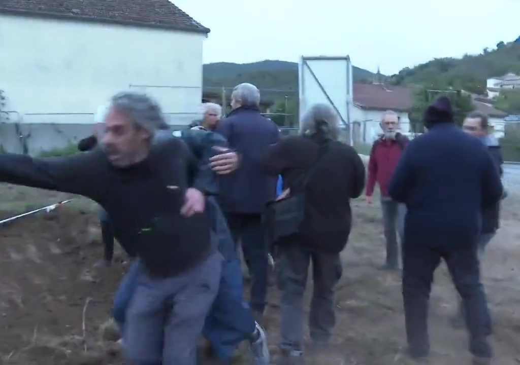 Proteste per nuova chiesa, il placcaggio di una suora a un manifestante è virale