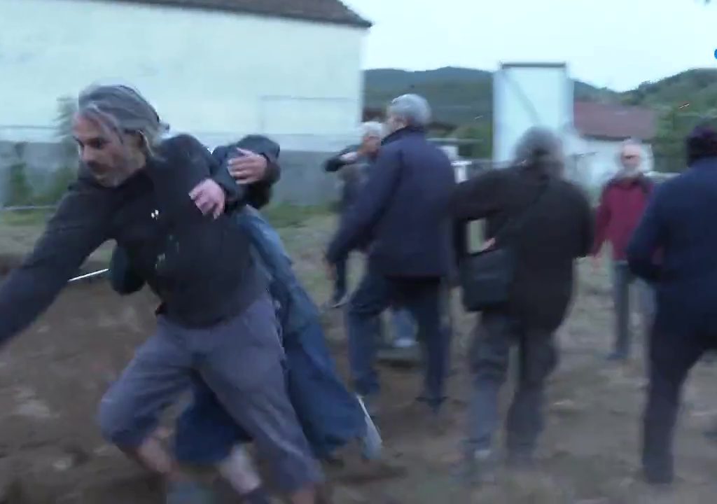 Proteste per nuova chiesa, il placcaggio di una suora a un manifestante è virale