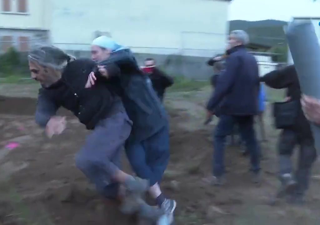 Proteste per nuova chiesa, il placcaggio di una suora a un manifestante è virale