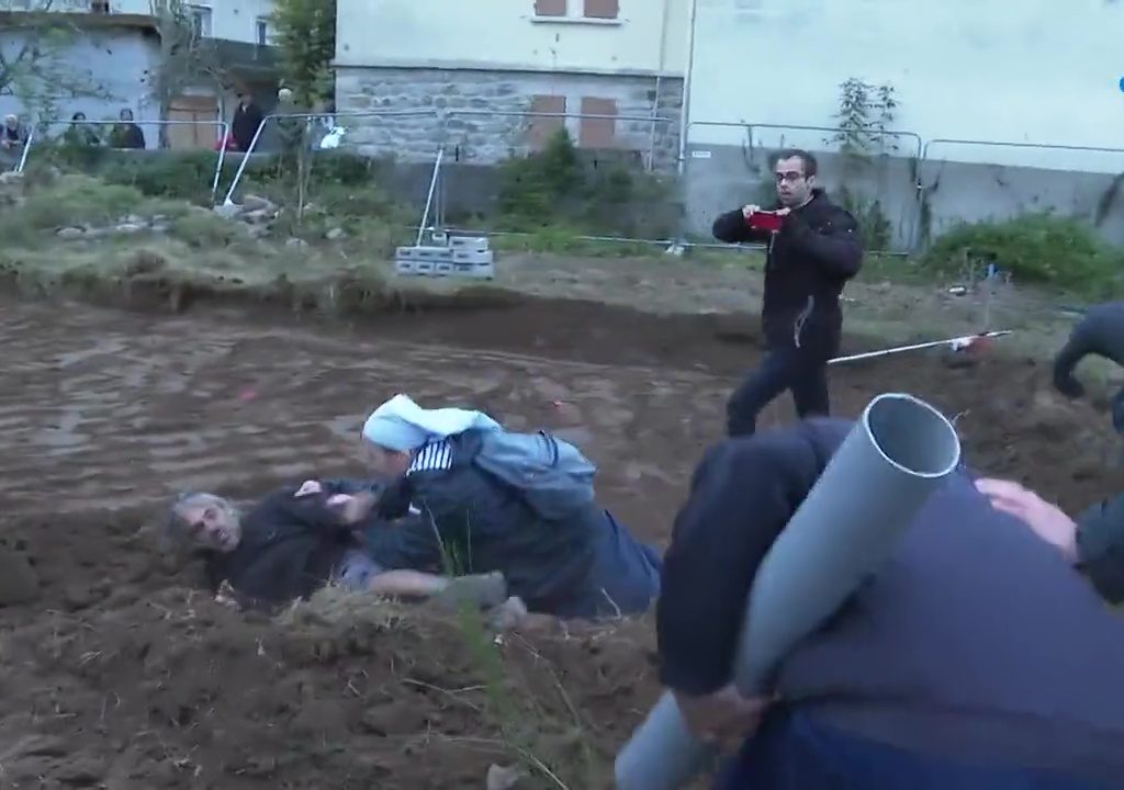 Proteste per nuova chiesa, il placcaggio di una suora a un manifestante è virale