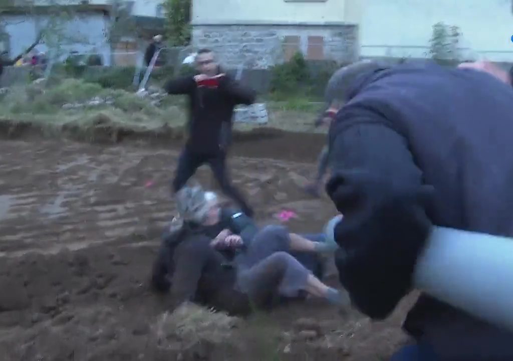 Proteste per nuova chiesa, il placcaggio di una suora a un manifestante è virale