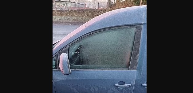 Parabrezza e finestrini ghiacciati: polizia gli toglie patente per un anno