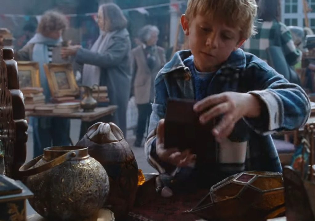 Lo spot natalizio commuove con Bocelli ma la musica è una furbata e "fa schifo" (scopri perché)