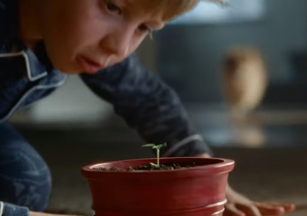 Lo spot natalizio commuove con Bocelli ma la musica è una furbata e "fa schifo" (scopri perché)