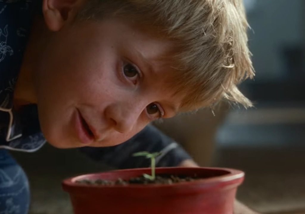 Lo spot natalizio commuove con Bocelli ma la musica è una furbata e "fa schifo" (scopri perché)