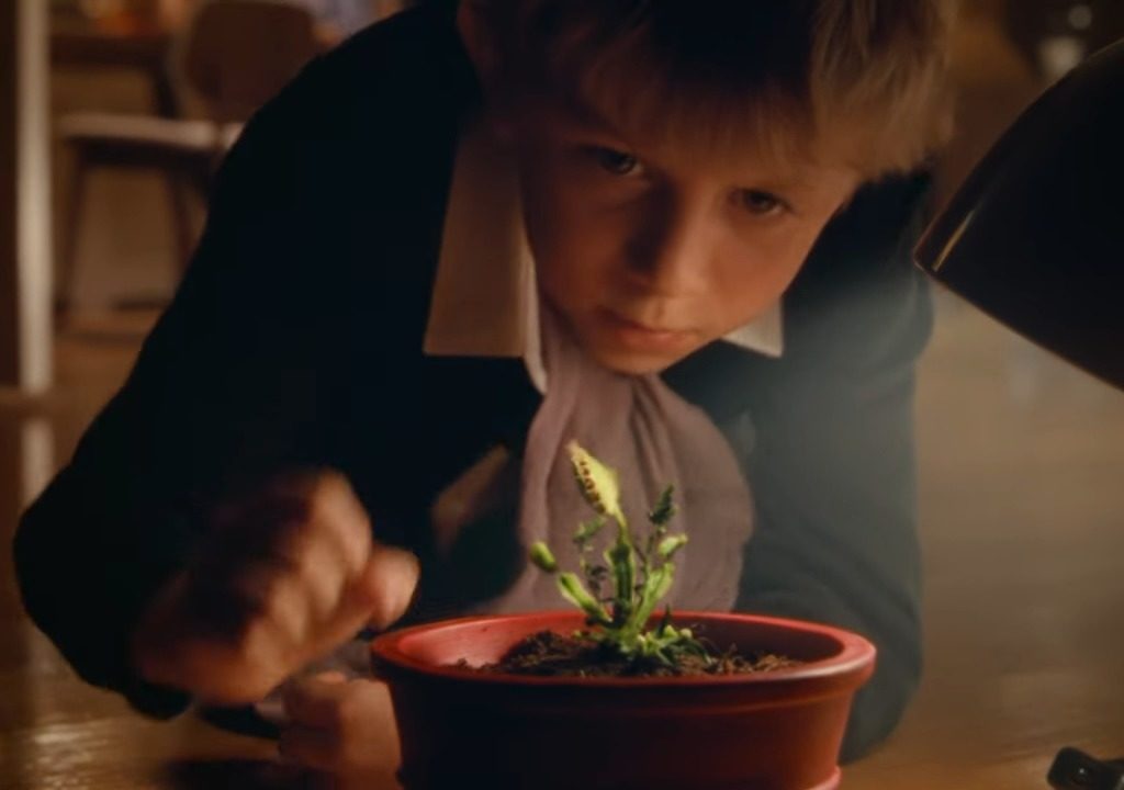Lo spot natalizio commuove con Bocelli ma la musica è una furbata e "fa schifo" (scopri perché)