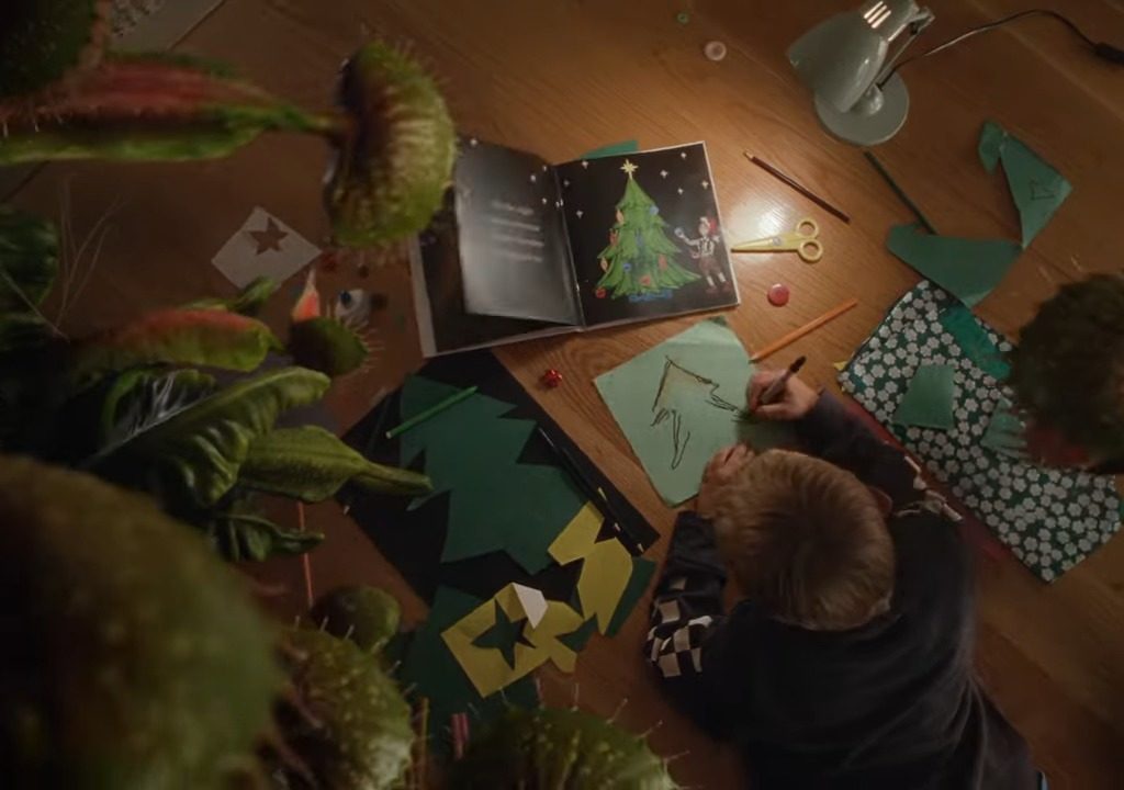 Lo spot natalizio commuove con Bocelli ma la musica è una furbata e "fa schifo" (scopri perché)