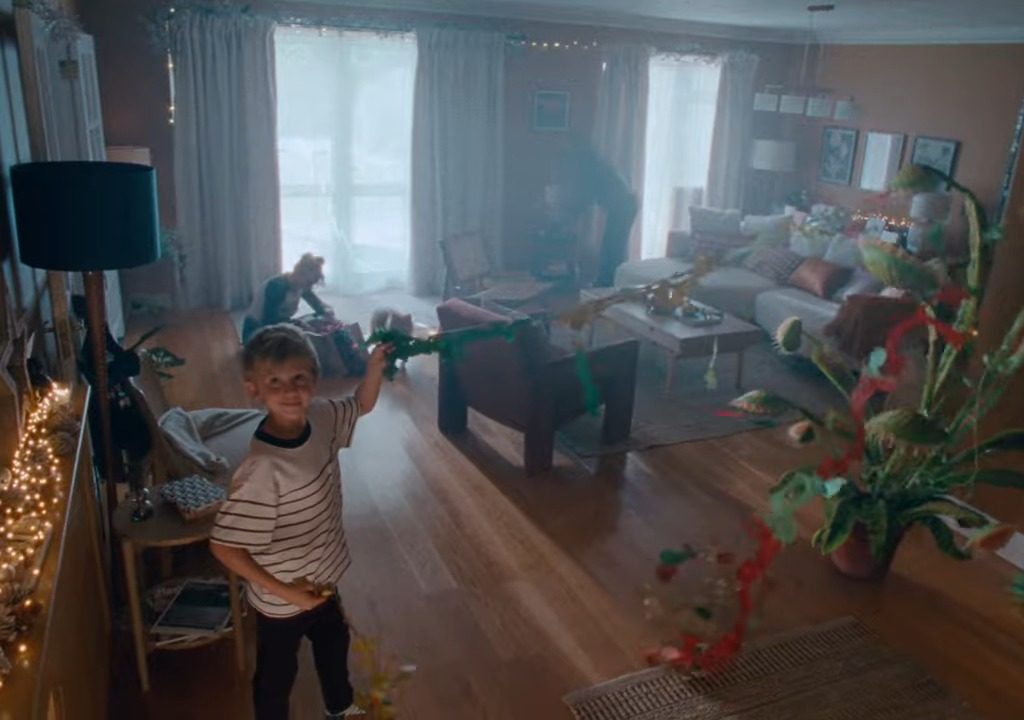 Lo spot natalizio commuove con Bocelli ma la musica è una furbata e "fa schifo" (scopri perché)