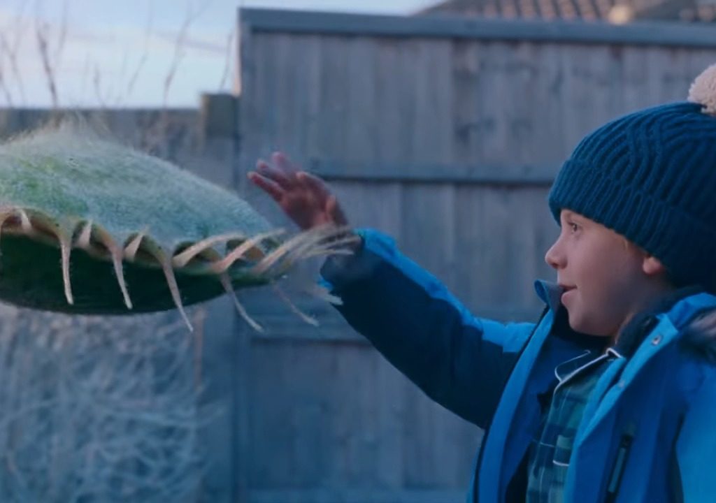 Lo spot natalizio commuove con Bocelli ma la musica è una furbata e "fa schifo" (scopri perché)