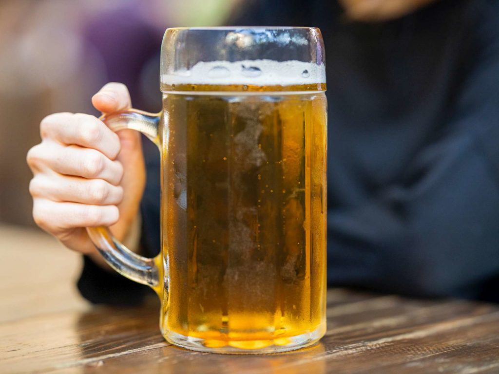 Beve 34 litri di birra e resta ubriaco per un mese: è record