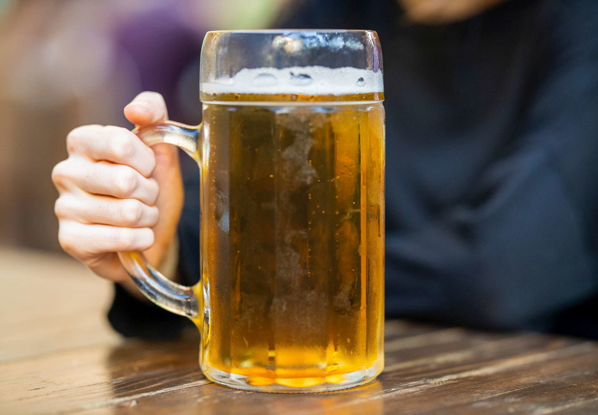 Beve 34 litri di birra e resta ubriaco per un mese: è record
