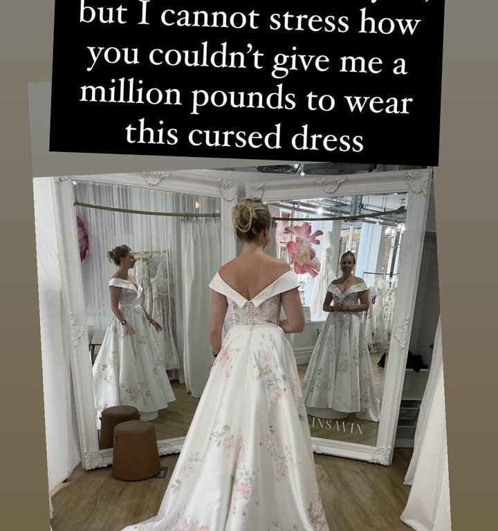 Prova il vestito da sposa e il riflesso dello specchio è terrorizzante: ecco cosa si vede
