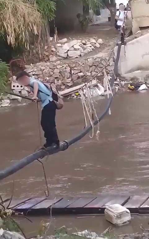 Bimbi in bilico su una fune per superare fiume pieno di coccodrilli e andare a scuola