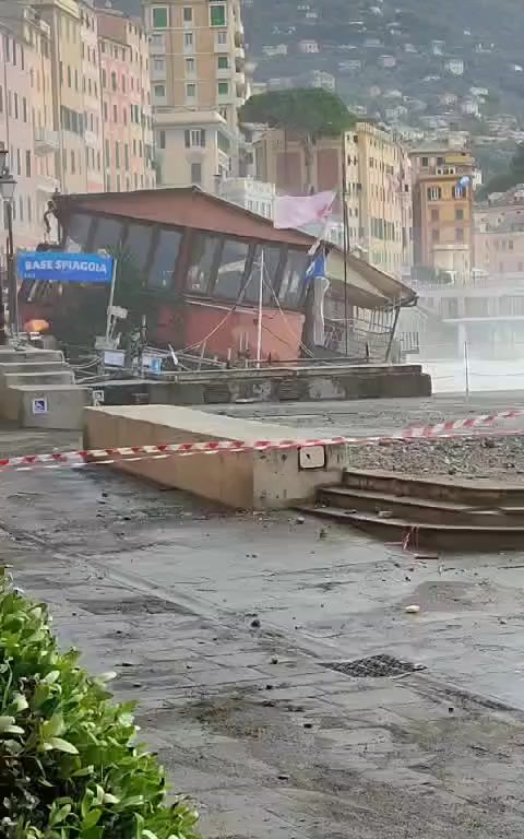 Mareggiata a Camogli distrugge storico ristorante della fiction Rai: video virale