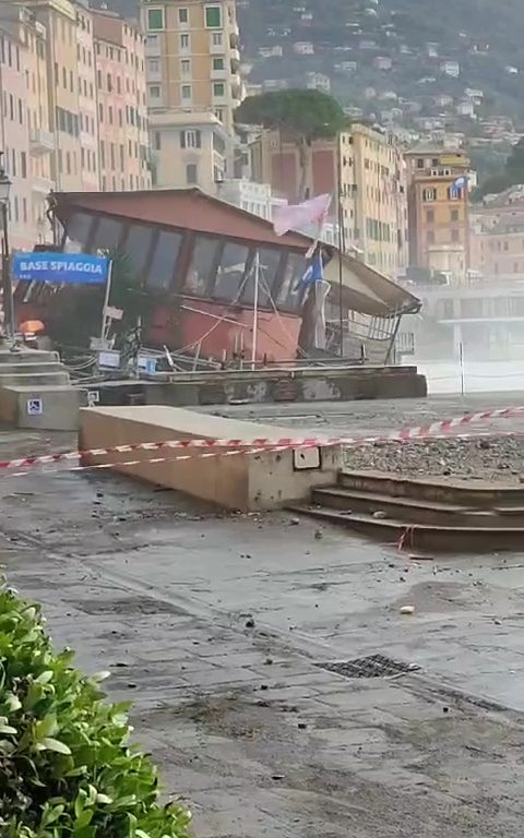 Mareggiata a Camogli distrugge storico ristorante della fiction Rai: video virale