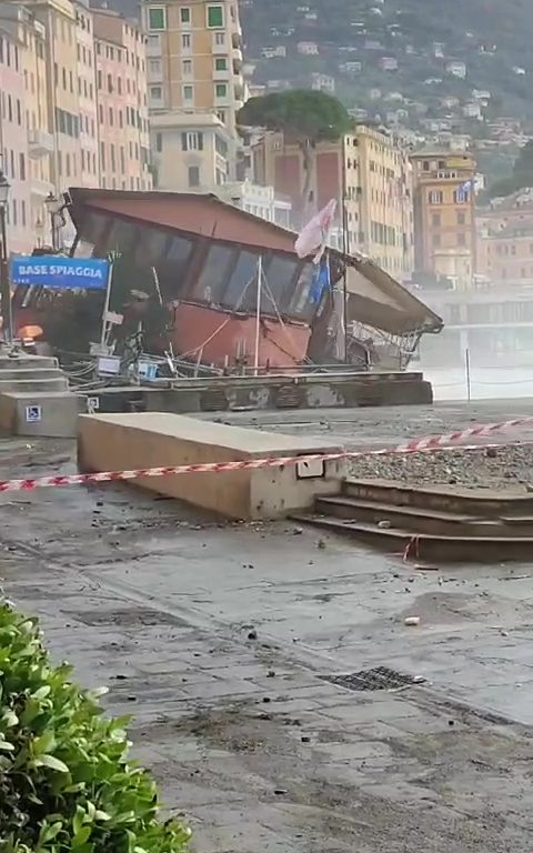 Mareggiata a Camogli distrugge storico ristorante della fiction Rai: video virale
