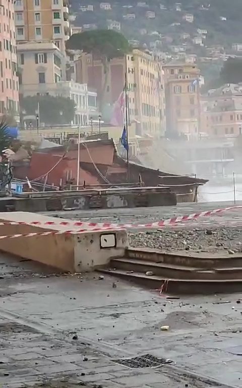Mareggiata a Camogli distrugge storico ristorante della fiction Rai: video virale