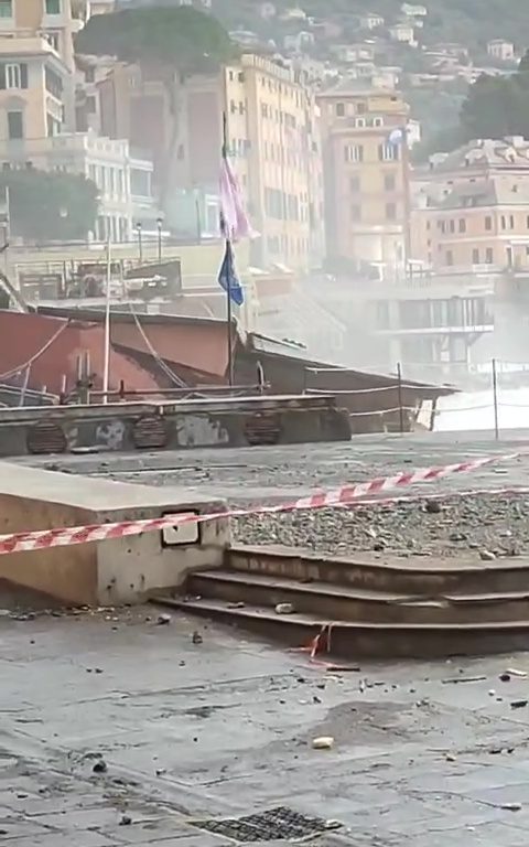 Mareggiata a Camogli distrugge storico ristorante della fiction Rai: video virale