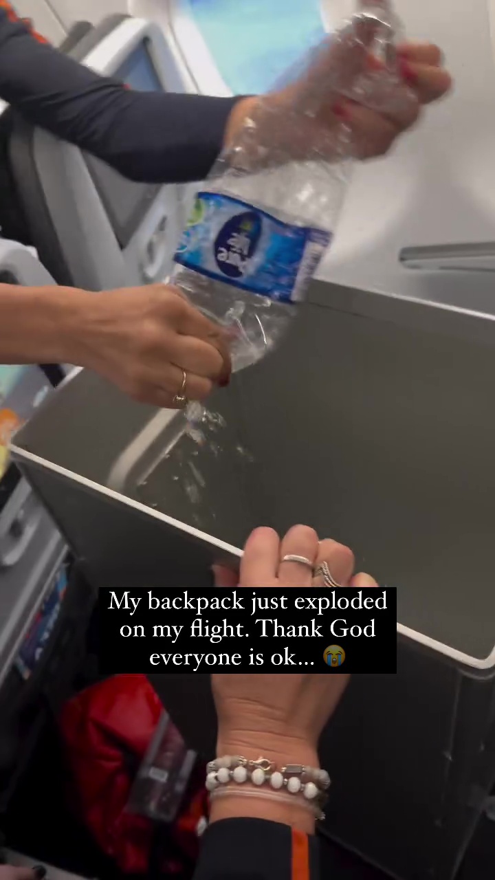 Die Powerbank eines Influencers fängt im Flugzeug Feuer: Panik an Bord