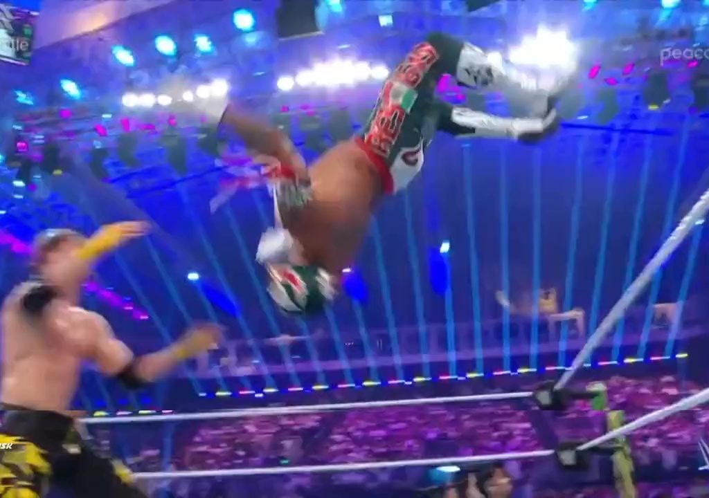 Il wrestler Rey Mysterio rischia di morire sul ring: salvato da Logan Paul