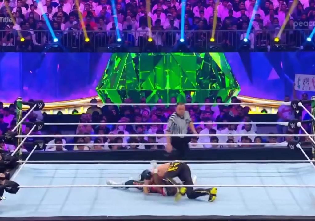 Il wrestler Rey Mysterio rischia di morire sul ring: salvato da Logan Paul